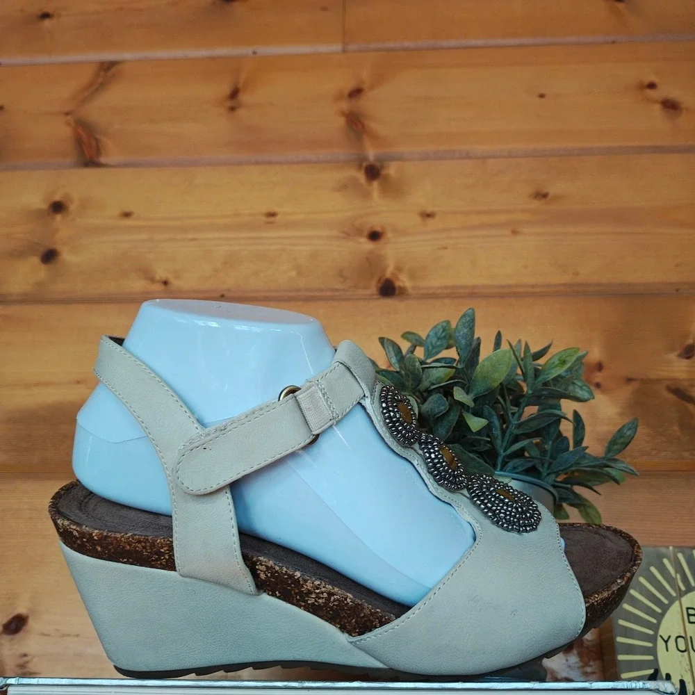 Natural Soul Tristin Sandals Ivory Faux Leather T-Strap Beaded Cork Wedges Sz 9M